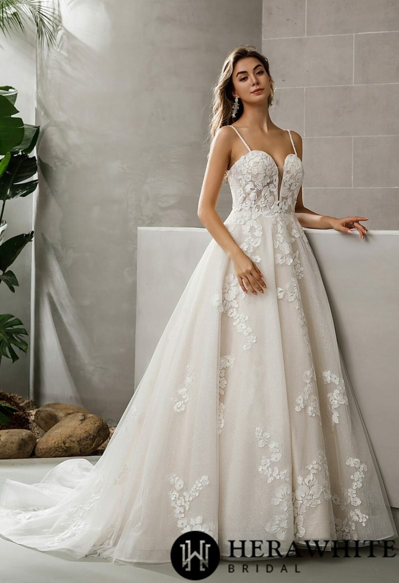 Robe De Mariée A Dentelle Florale Et Paillettes – Image 2