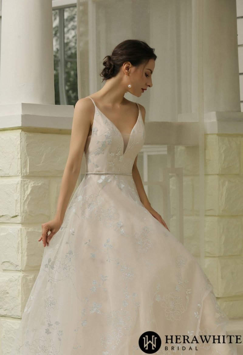 Robe De Mariée Simple Motifs Floraux – Image 4