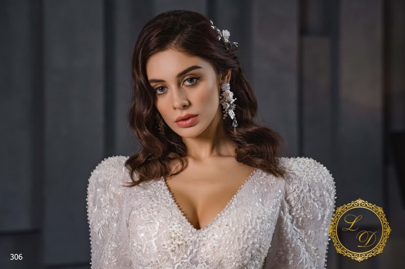 Robe De Mariée Manches Courtes Bouffantes Et Dentelle Florale – Image 3