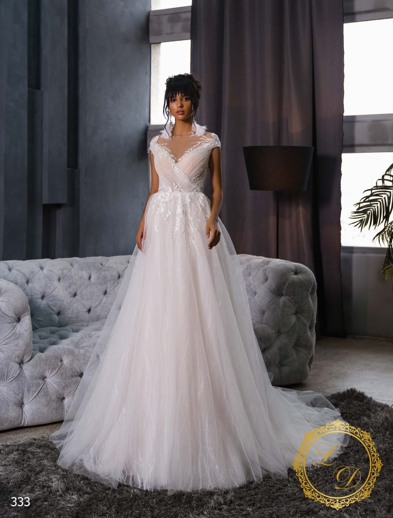 Robe De Mariée Drapée Croisée Et Brodée