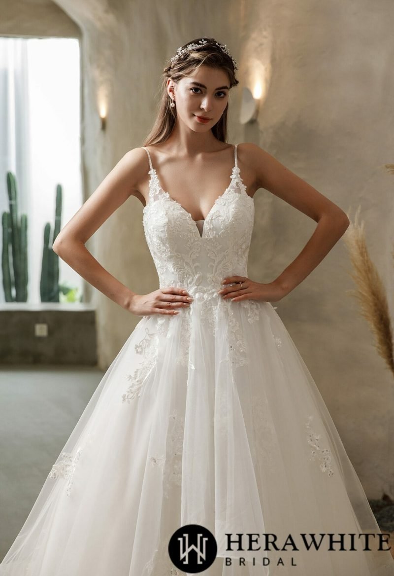 Robe De Mariée Princesse A Volants Et Sequins – Image 3
