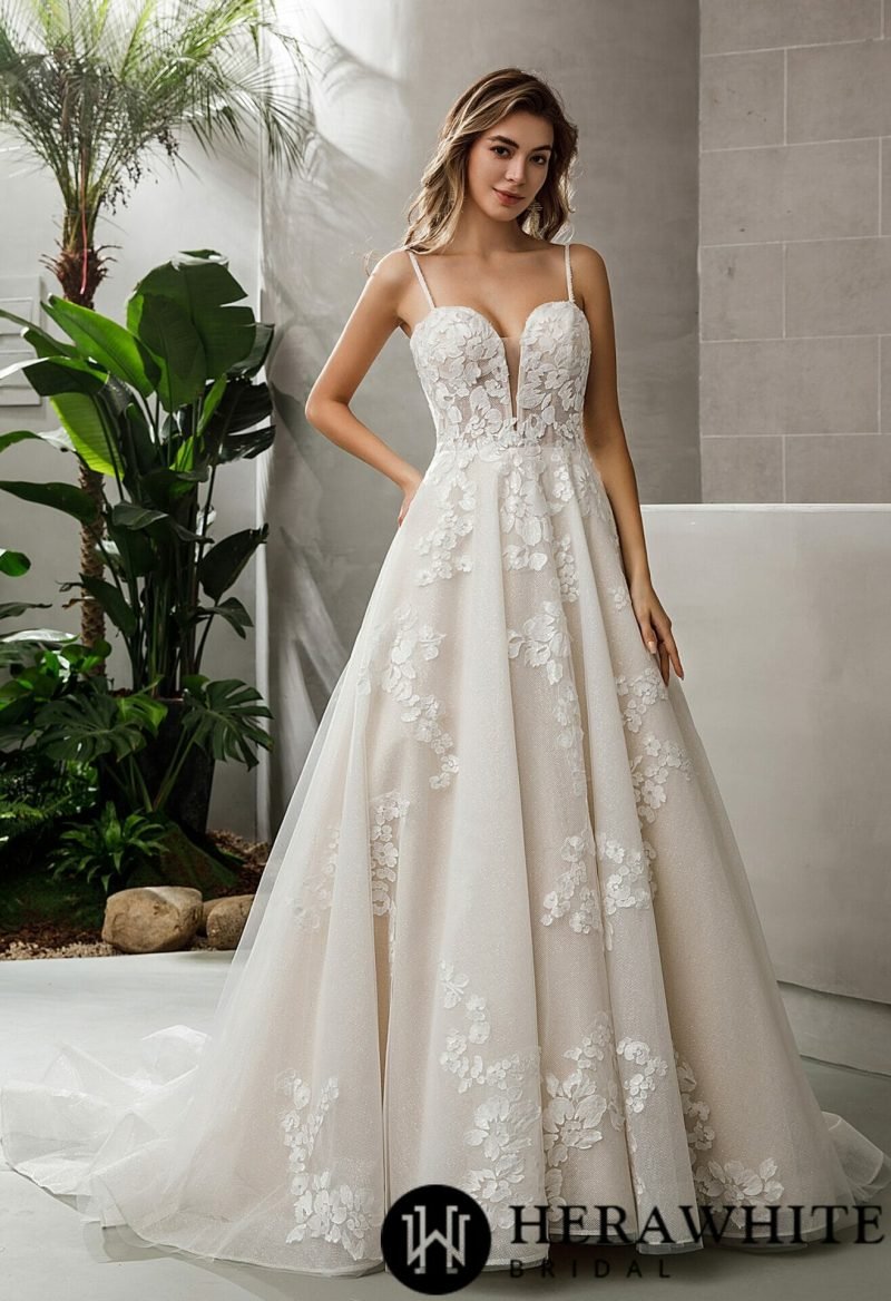 Robe De Mariée A Dentelle Florale Et Paillettes – Image 3