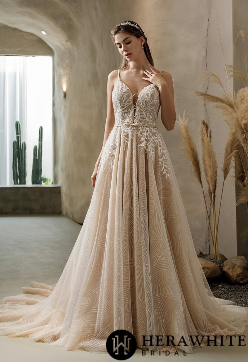 Robe De Mariée En Dentelle Graphique Et Scintillante – Image 4