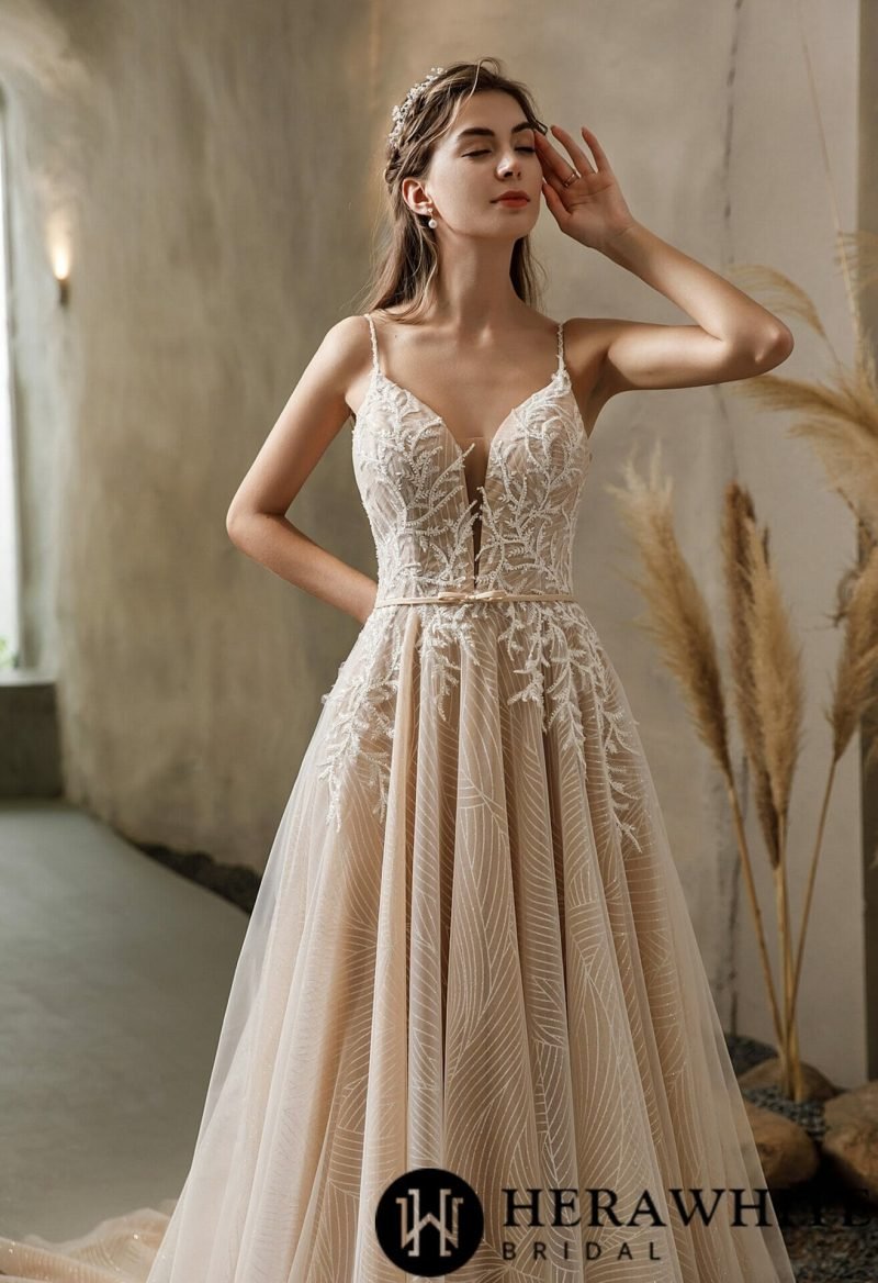 Robe De Mariée En Dentelle Graphique Et Scintillante – Image 3