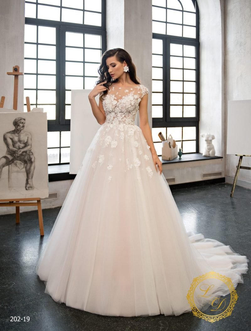Robe De Mariée Appliques Florales Et Jolie Traîne