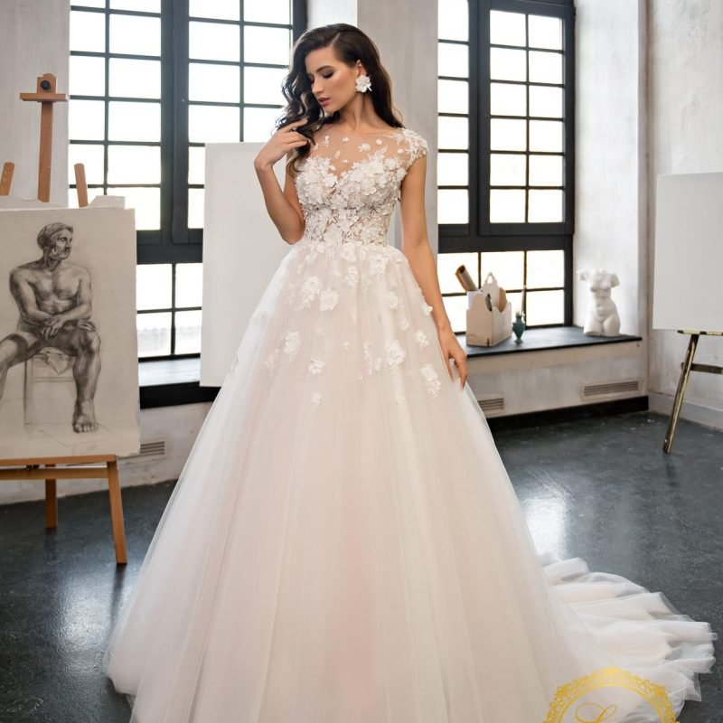 Robe De Mariée Appliques Florales Et Jolie Traîne
