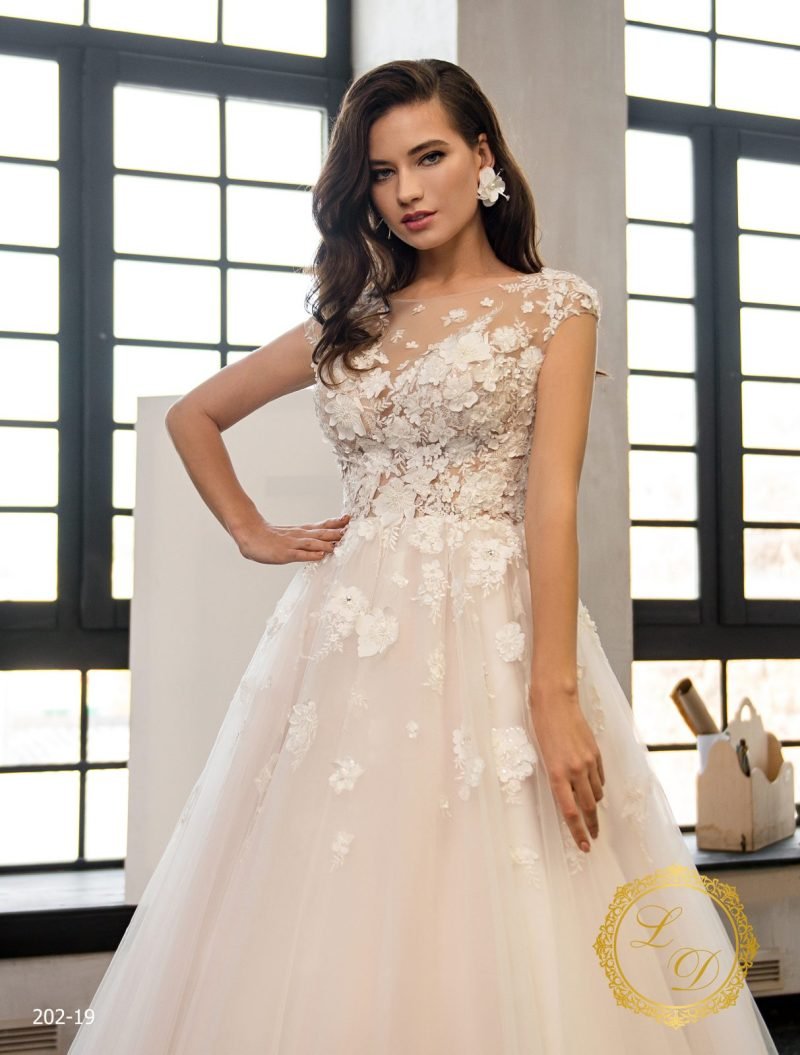 Robe De Mariée Appliques Florales Et Jolie Traîne – Image 2