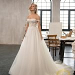 Robe De Mariée Col Bardot Et Longue Traîne