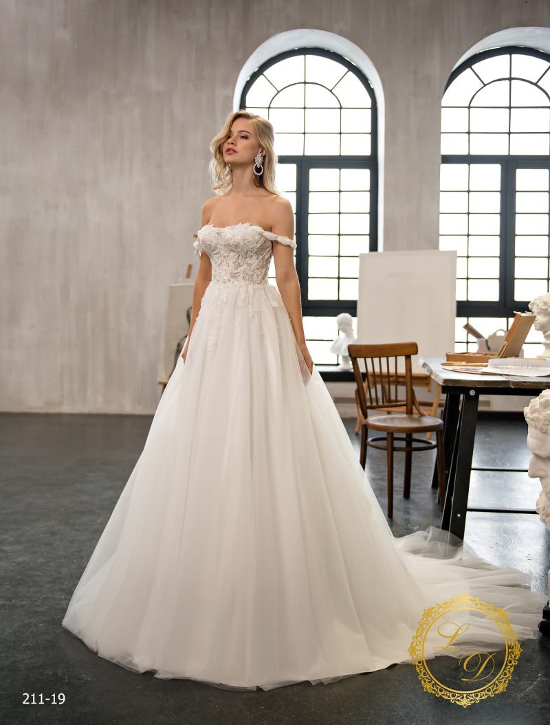 Robe De Mariée Col Bardot Et Longue Traîne