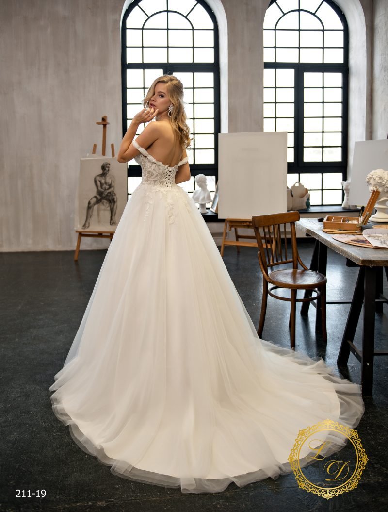 Robe De Mariée Col Bardot Et Longue Traîne – Image 3