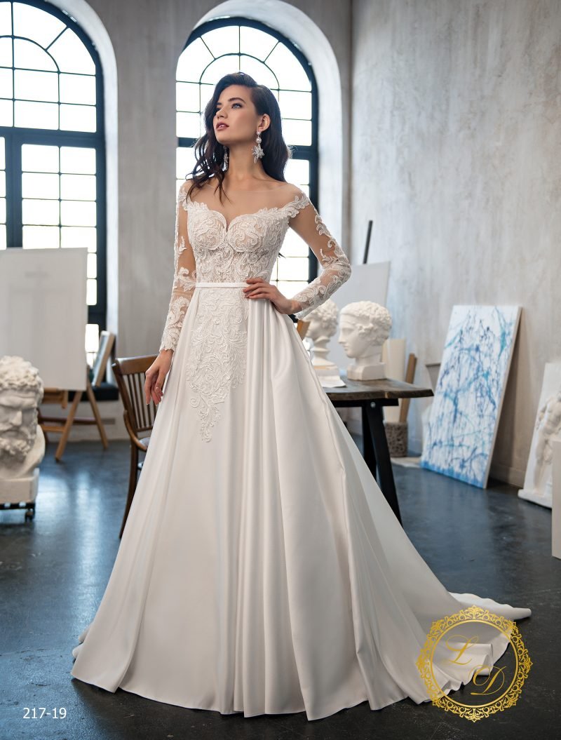 Robe De Mariée Satin Plissé A Traîne Dentellé