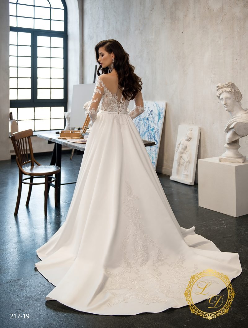Robe De Mariée Satin Plissé A Traîne Dentellé – Image 3