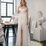 Robe De Mariée Droite Et Fluide A Dentelle Florale