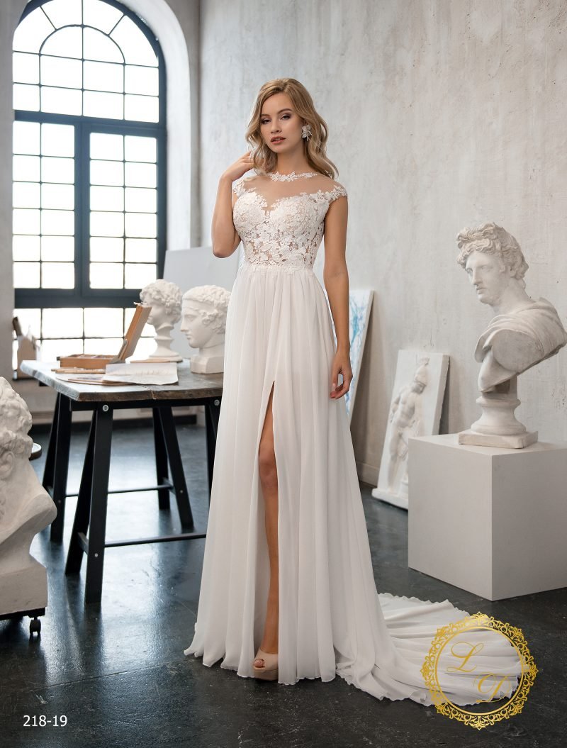 Robe De Mariée Droite Et Fluide A Dentelle Florale