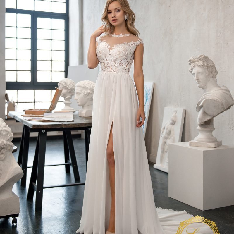 Robe De Mariée Droite Et Fluide A Dentelle Florale