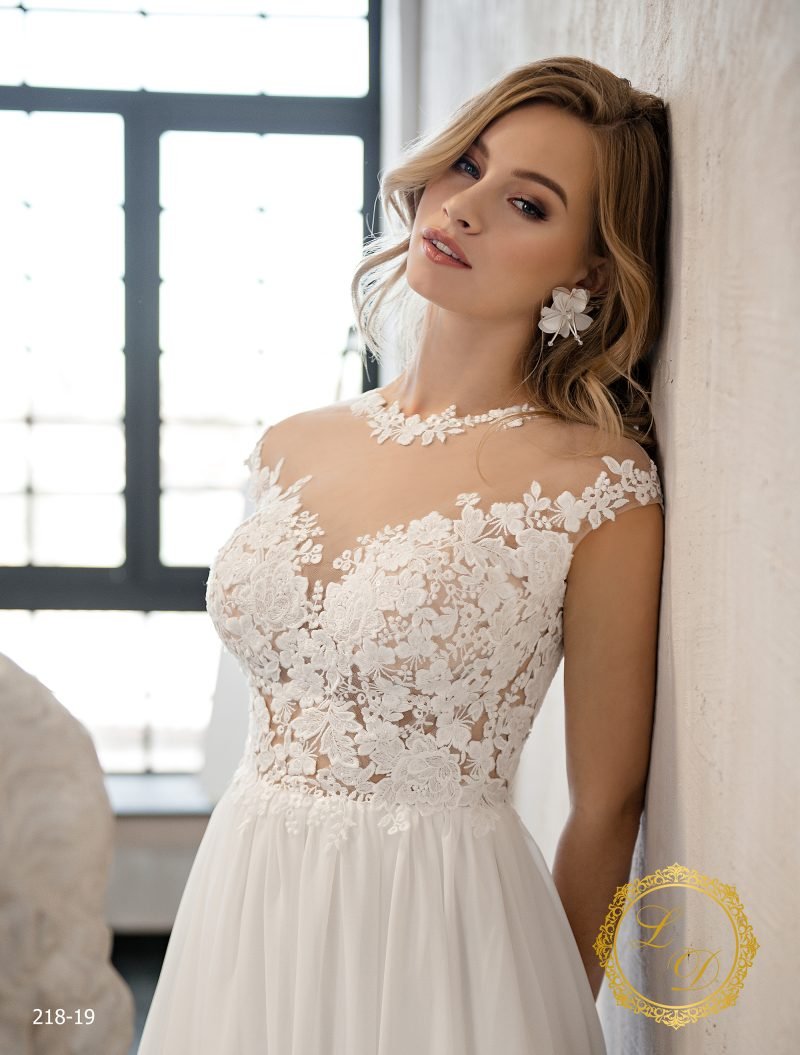 Robe De Mariée Droite Et Fluide A Dentelle Florale – Image 2