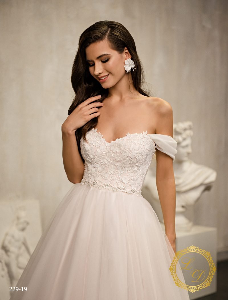 Robe De Mariée Princesse En Tulle Dentelle Florale Et Manches Tombantes – Image 2