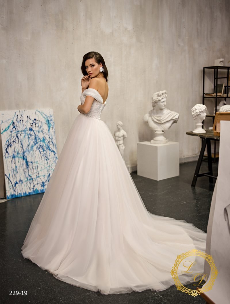 Robe De Mariée Princesse En Tulle Dentelle Florale Et Manches Tombantes – Image 3
