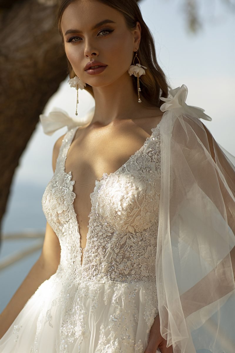 Robe De Mariée Col V Plongeant Epaulettes Originales – Image 3