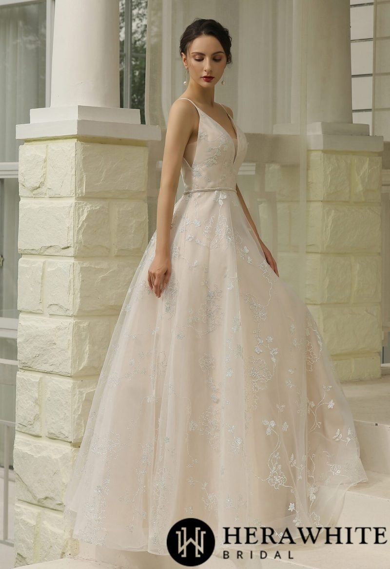 Robe De Mariée Simple Motifs Floraux – Image 3