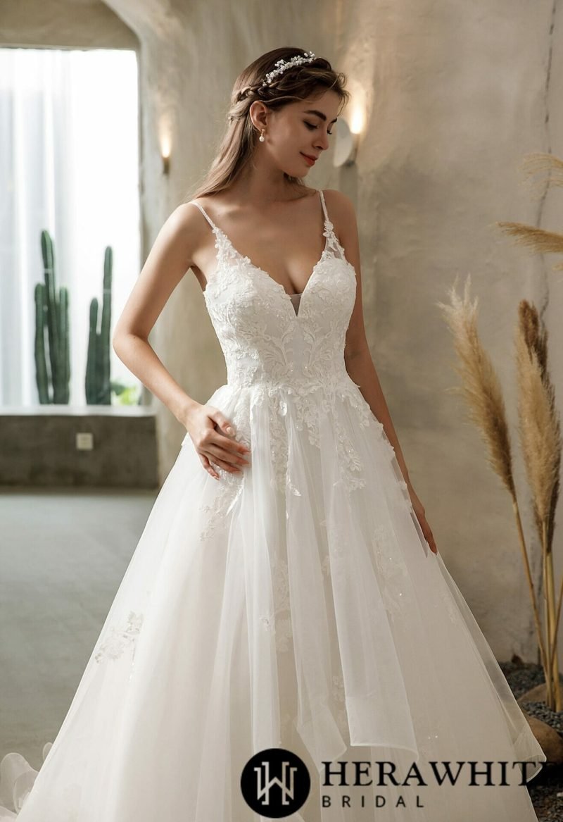Robe De Mariée Princesse A Volants Et Sequins – Image 2