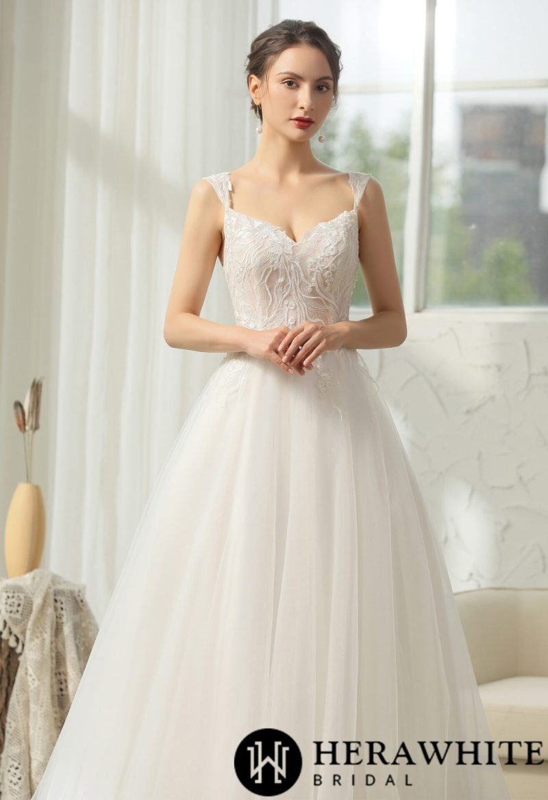 Robe De Mariée Fines Bretelles Et Dentelle Florale – Image 2