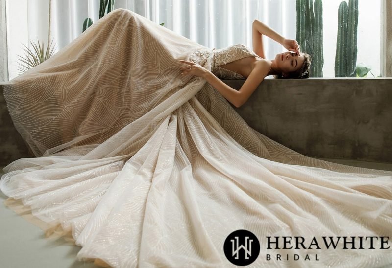 Robe De Mariée En Dentelle Graphique Et Scintillante – Image 2