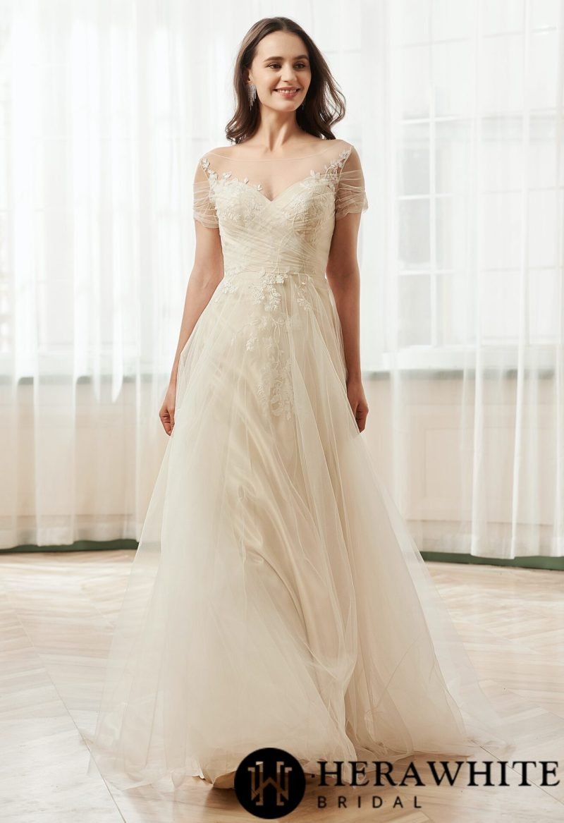 Robe De Mariée Plissée Et Romantique – Image 3