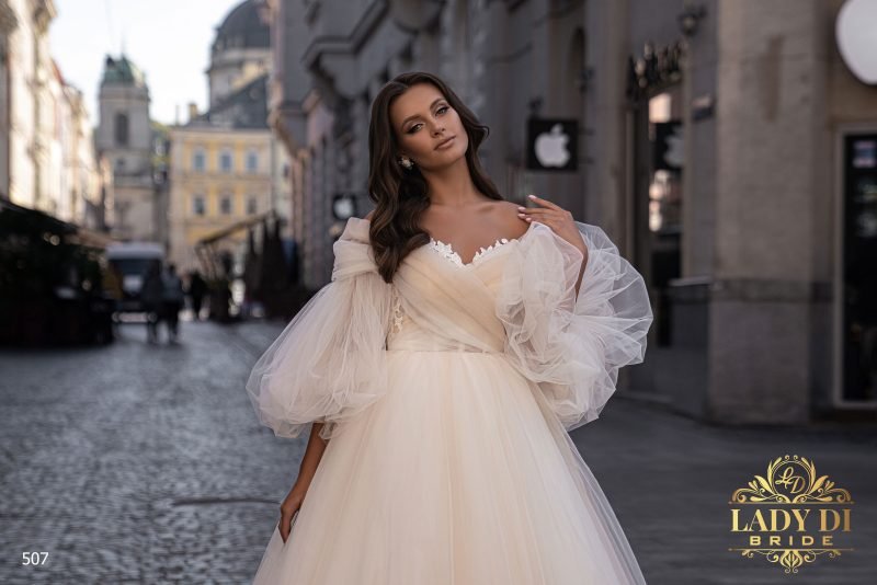 Robe De Mariée Princesse Drapée Et Originale – Image 2