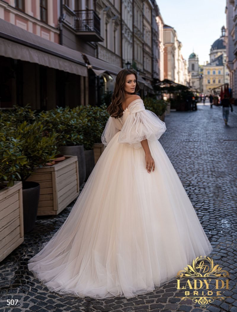 Robe De Mariée Princesse Drapée Et Originale – Image 3