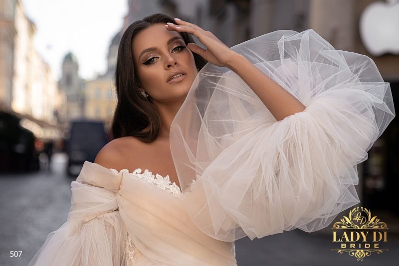 Robe De Mariée Princesse Drapée Et Originale – Image 4
