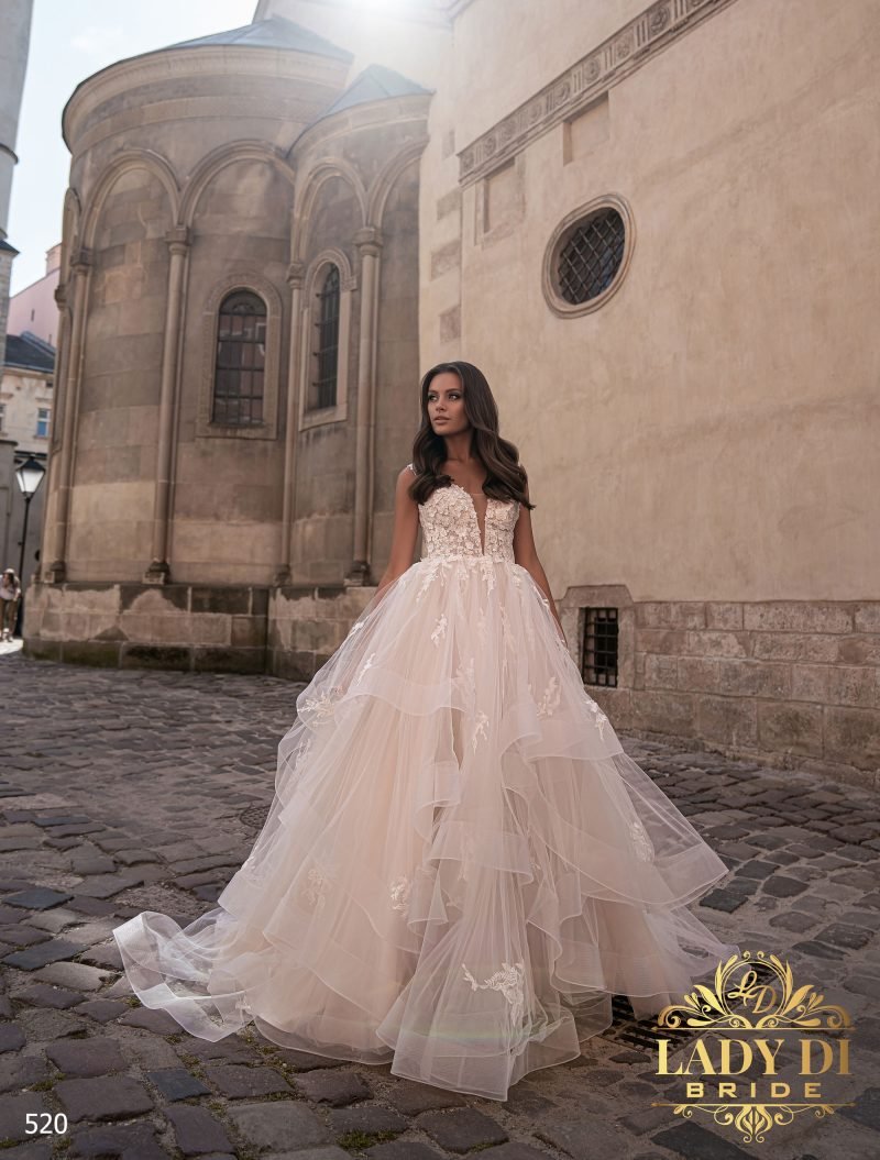 Robe De Mariée Princesse A Volants Et Appliques Florales