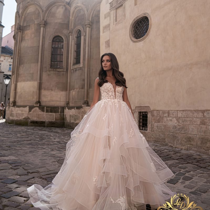 Robe De Mariée Princesse A Volants Et Appliques Florales