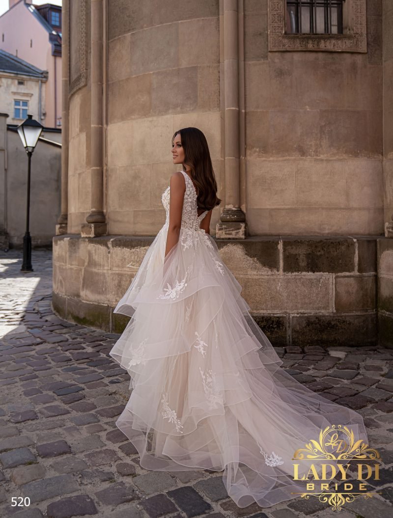 Robe De Mariée Princesse A Volants Et Appliques Florales – Image 3